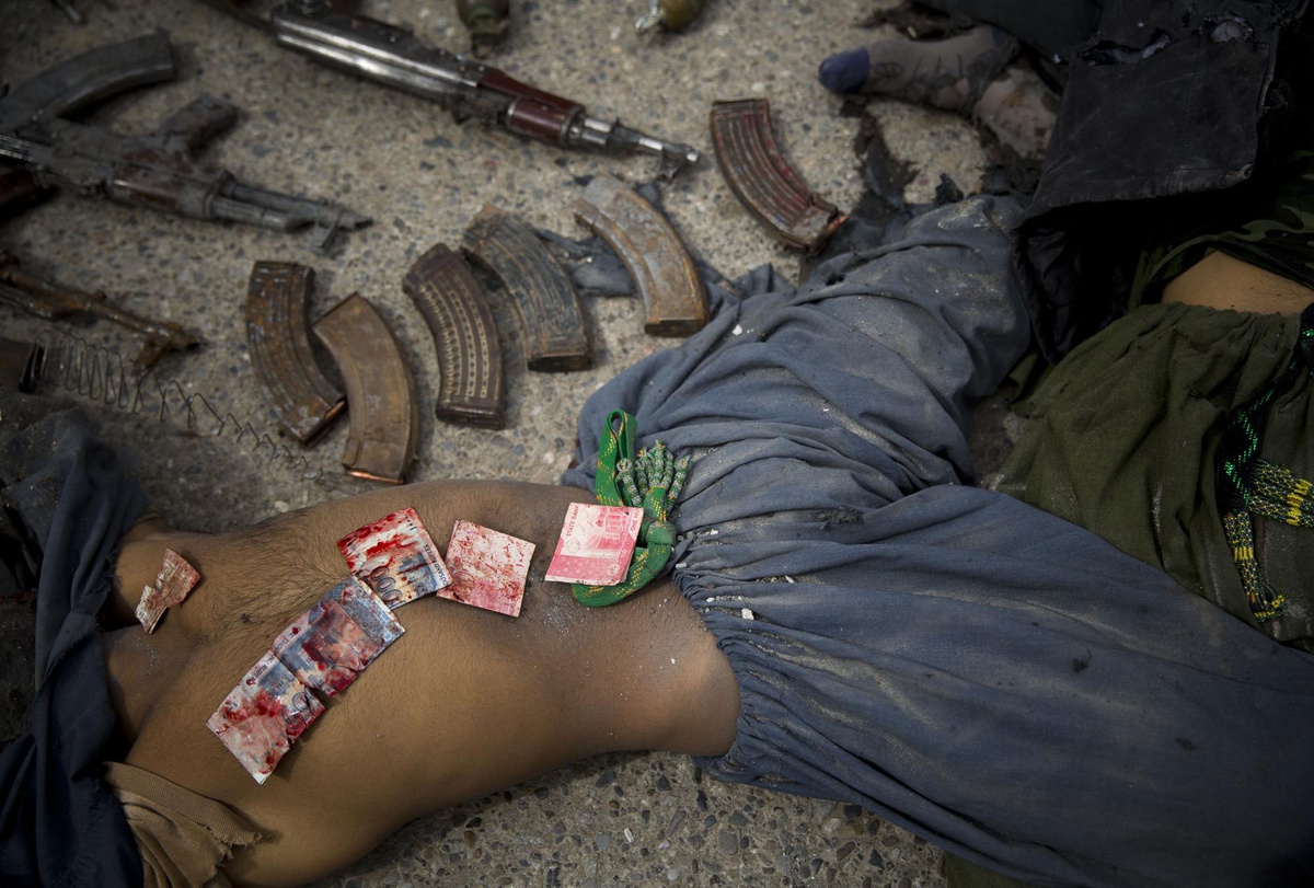 Hai thập kỷ chiến tranh và cuộc sống ở Afghanistan qua ảnh của AP
