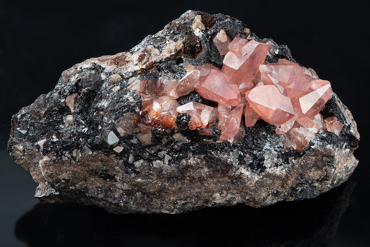 Chùm ảnh: Vẻ đẹp thần tiên của các khoáng vật màu hồng