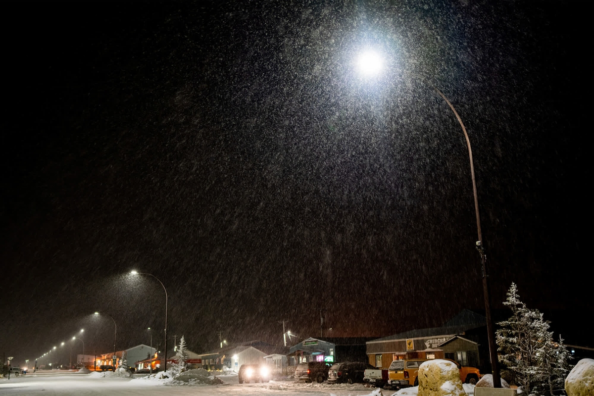 Tuyết rơi dọc Đại lộ Kelsey  ở Churchill.