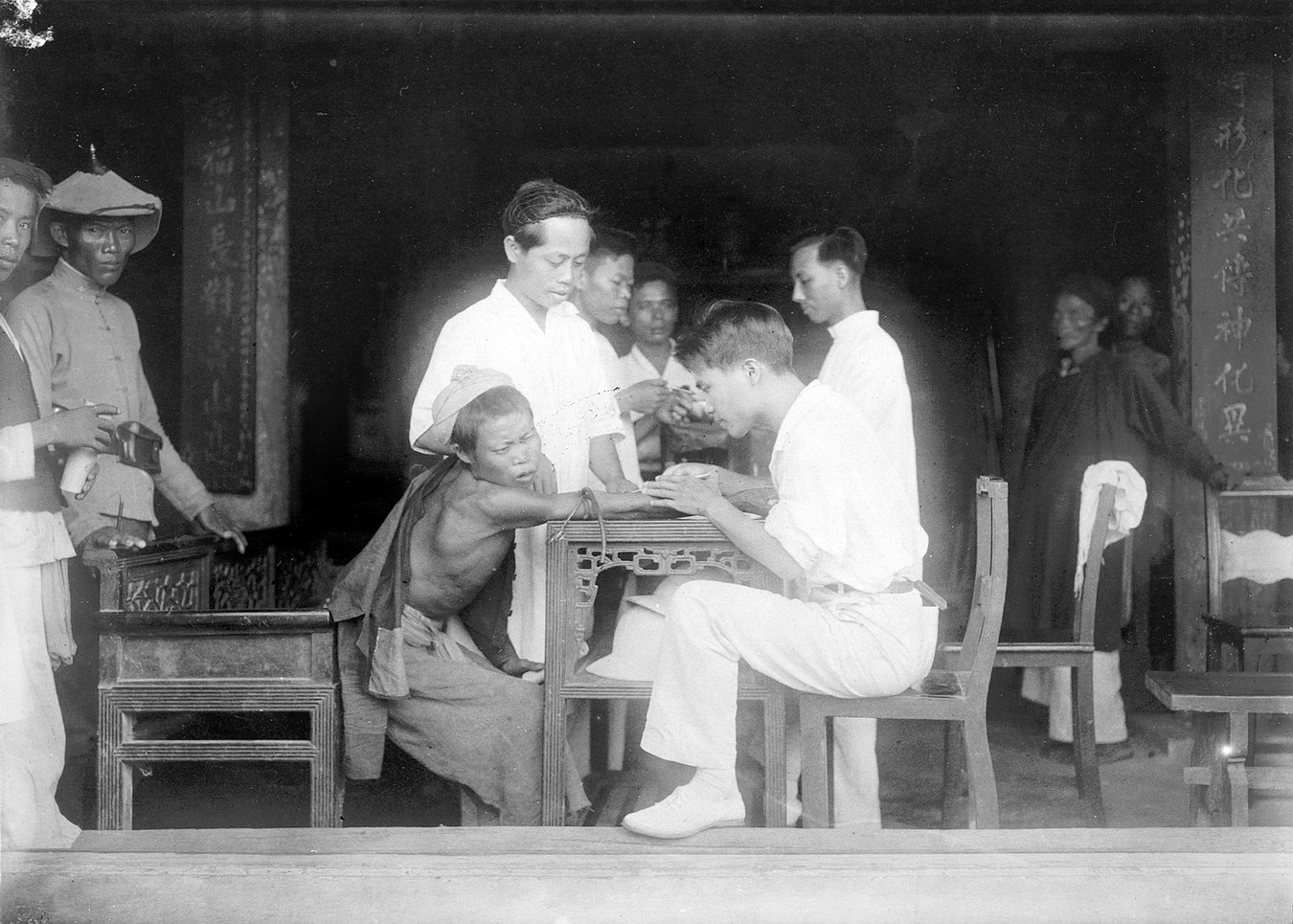 Chùm ảnh: Cảnh tiêm chủng ở Việt Nam một thế kỷ trước
