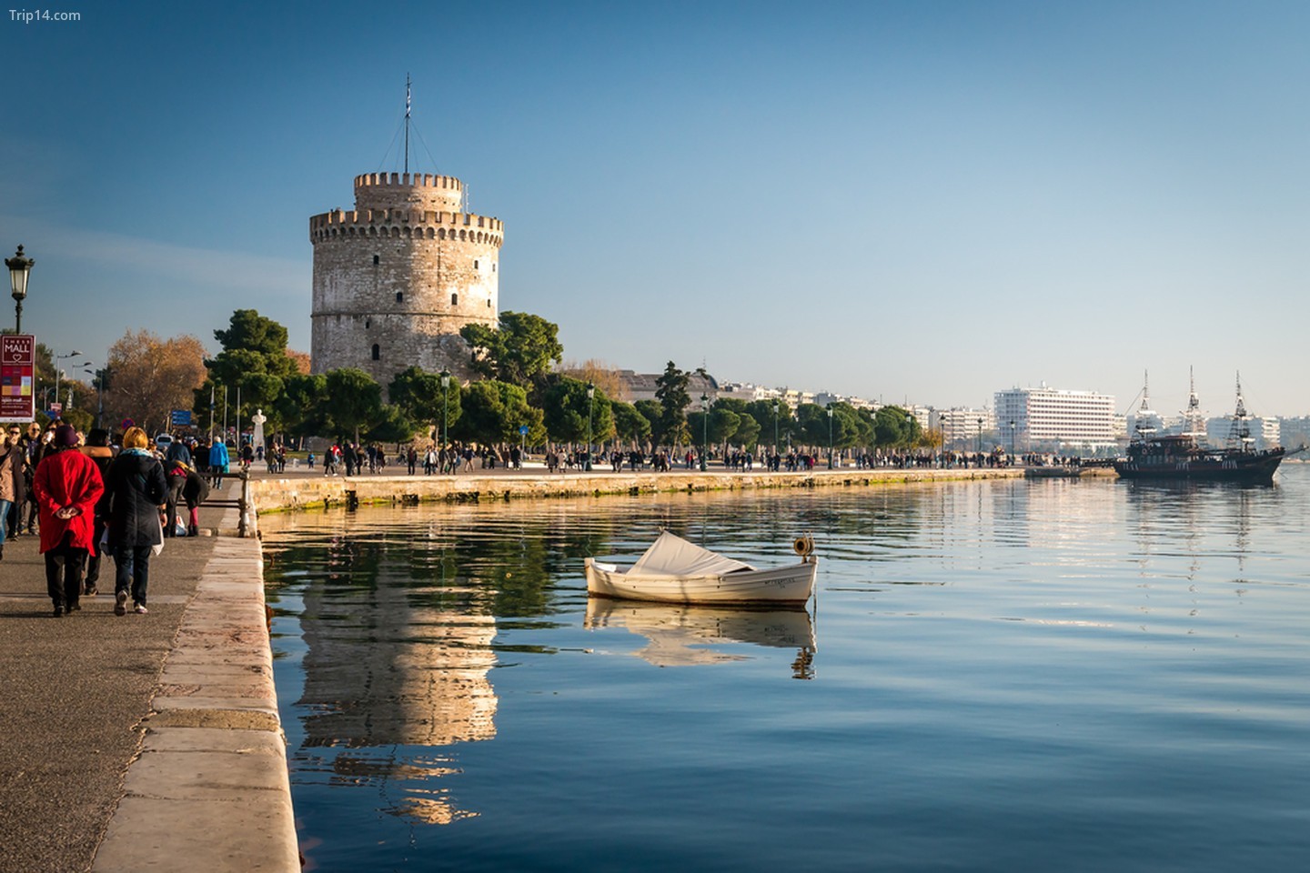 Thessaloniki bên cạnh Tháp Trắng, nơi từng bảo vệ đầu phía đông của bức tường biển của thành phố © Aivita Arika