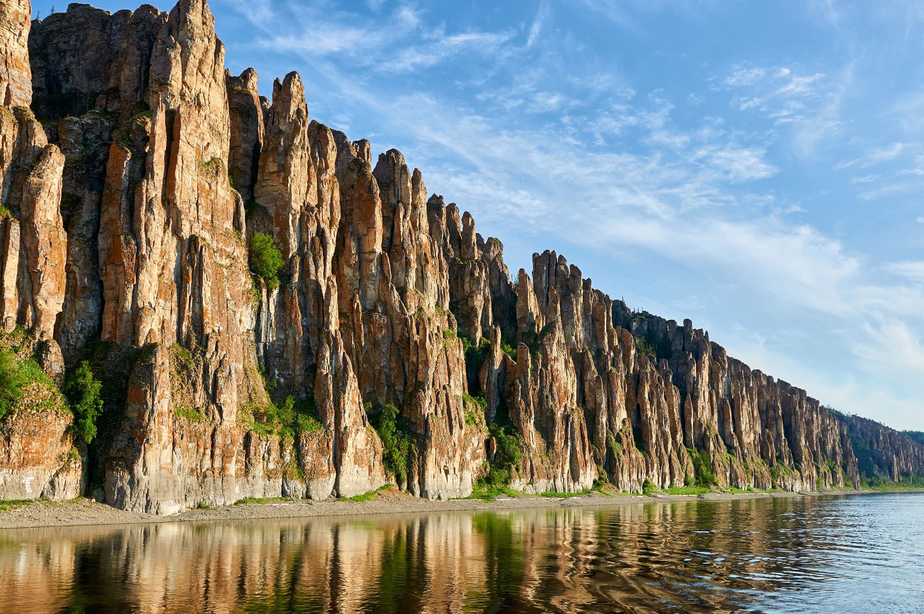 Chùm ảnh: Sững sờ trước kỳ quan cột đá thiên nhiên nổi tiếng của Nga