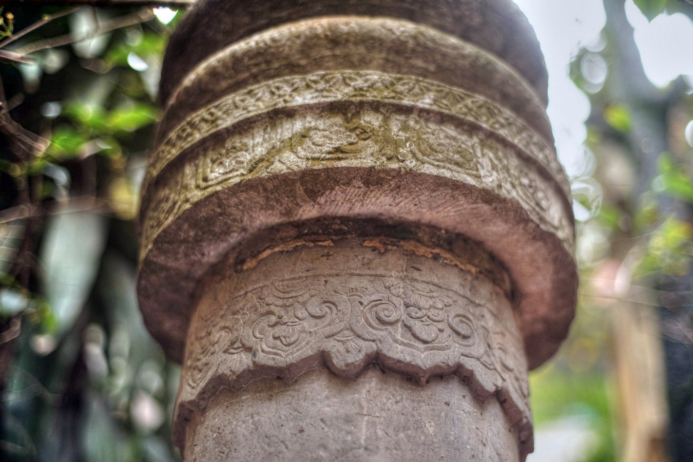 Chùm ảnh: Cận cảnh cột đá cổ bí ẩn ‘mọc lên’ giữa phố cổ Hà Nội
