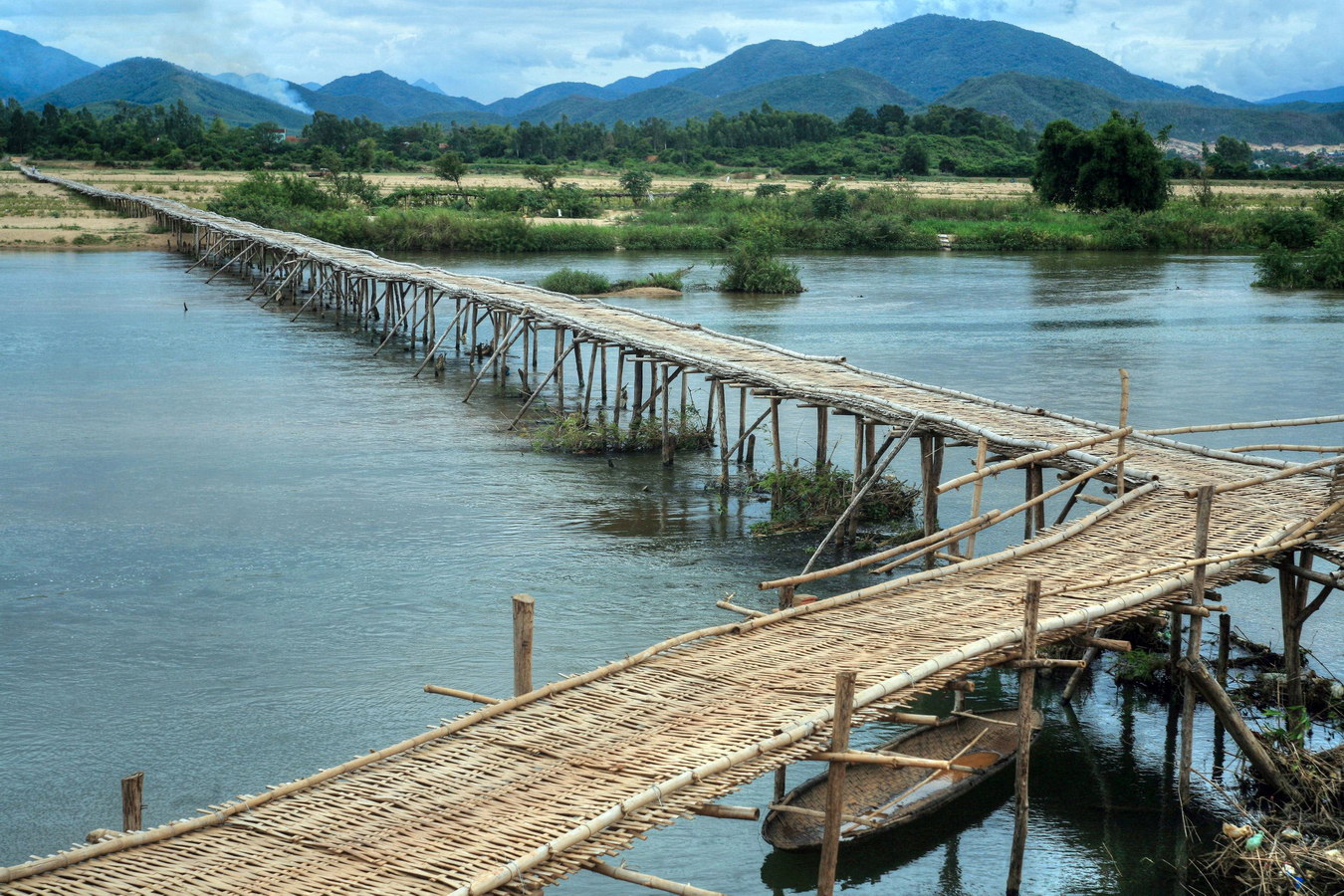 Chùm ảnh: Thót tim khi đi qua cây cầu tre nổi tiếng của Bình Định
