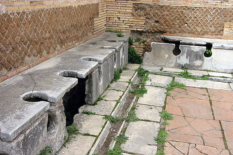 10 sự thật ‘rùng rợn’ về cách dân châu Âu thời xưa tắm rửa và đi toilet