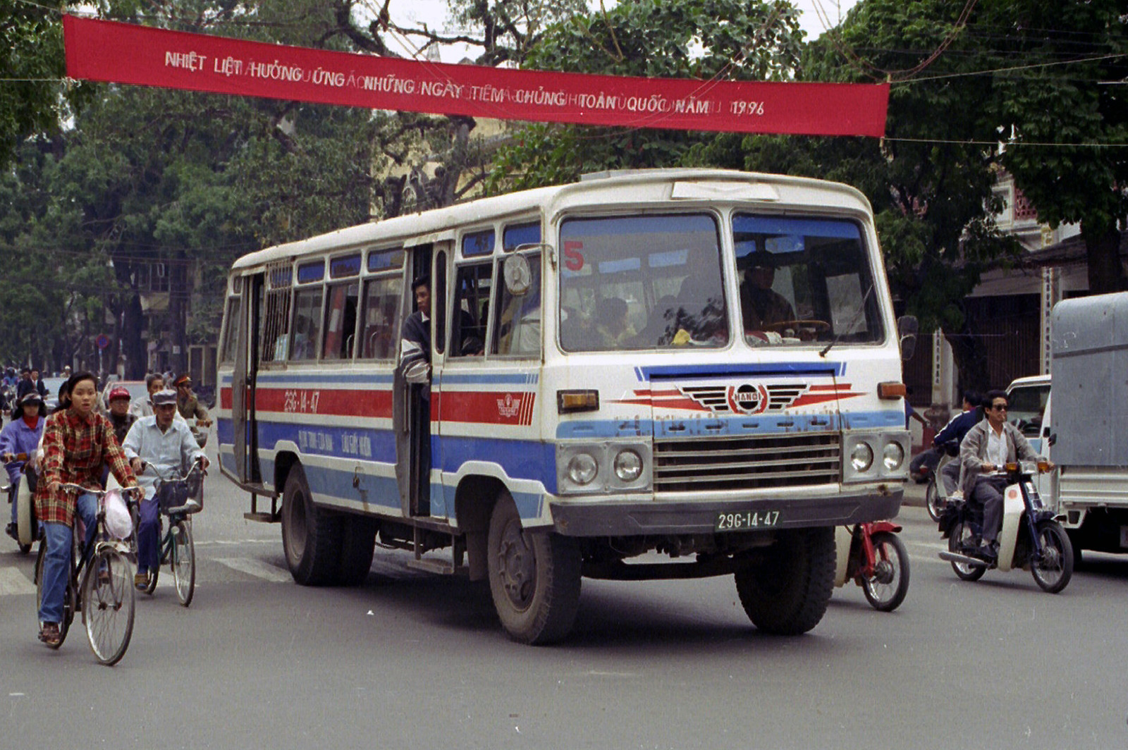 Chùm ảnh: ‘Bộ sưu tập’ xe buýt đủ mọi chủng loại ở Hà Nội năm 1996