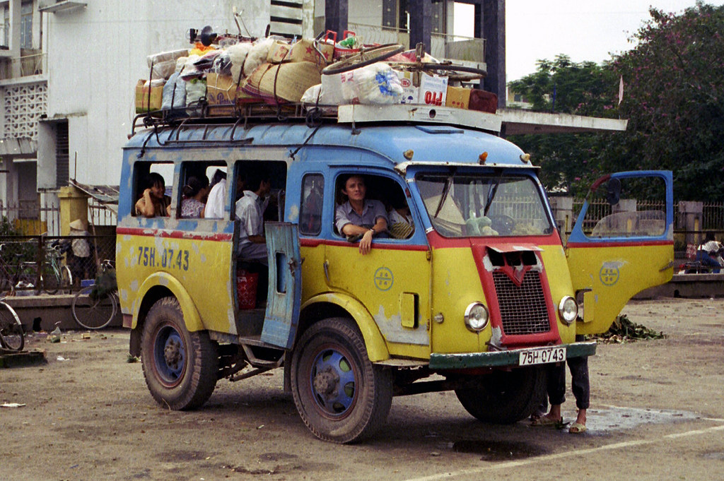 Ảnh độc: Cận cảnh loại xe buýt lạ lùng ở Việt Nam năm 1996