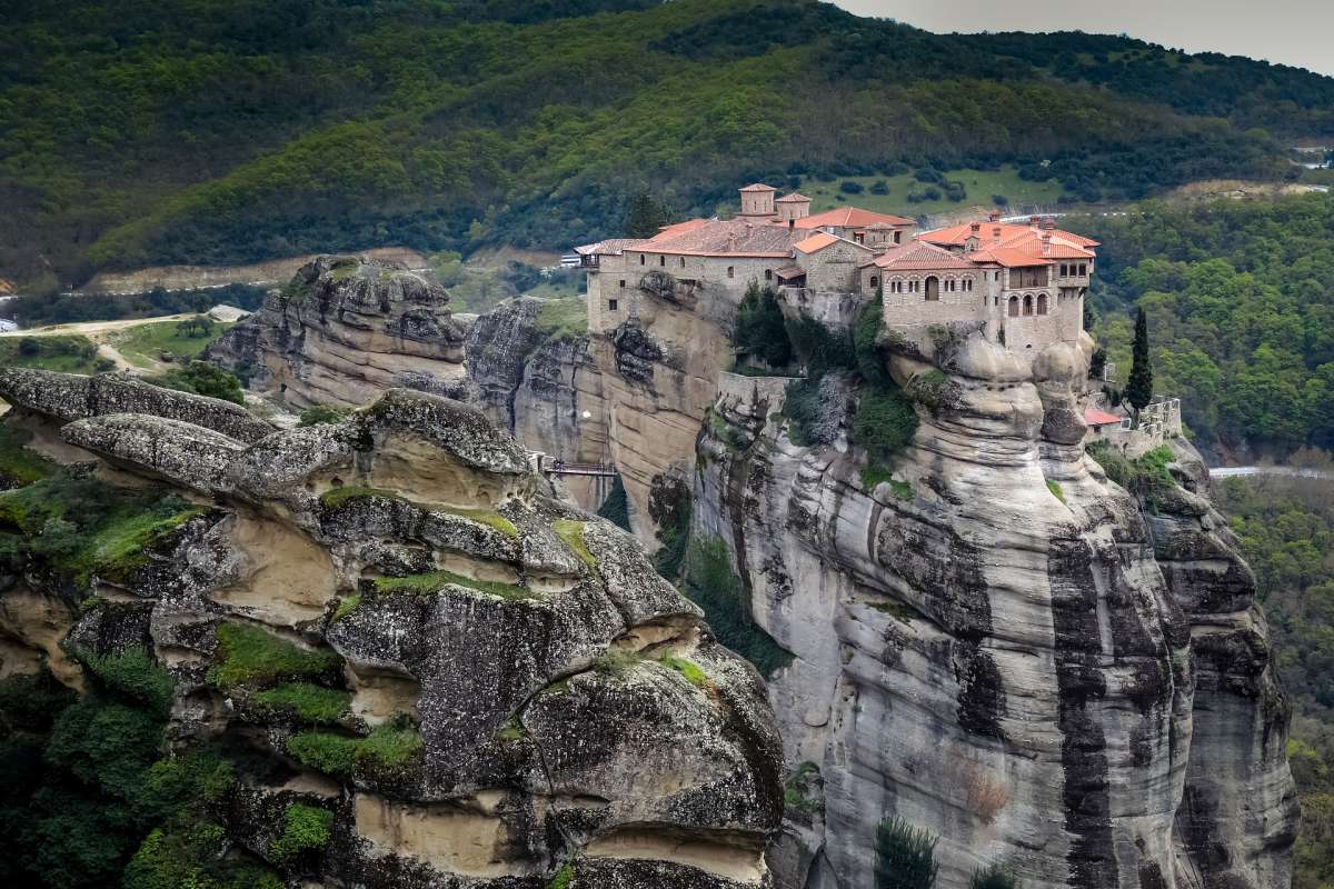 Chùm ảnh: Những tu viện cheo leo trên vách đá nổi tiếng thế giới