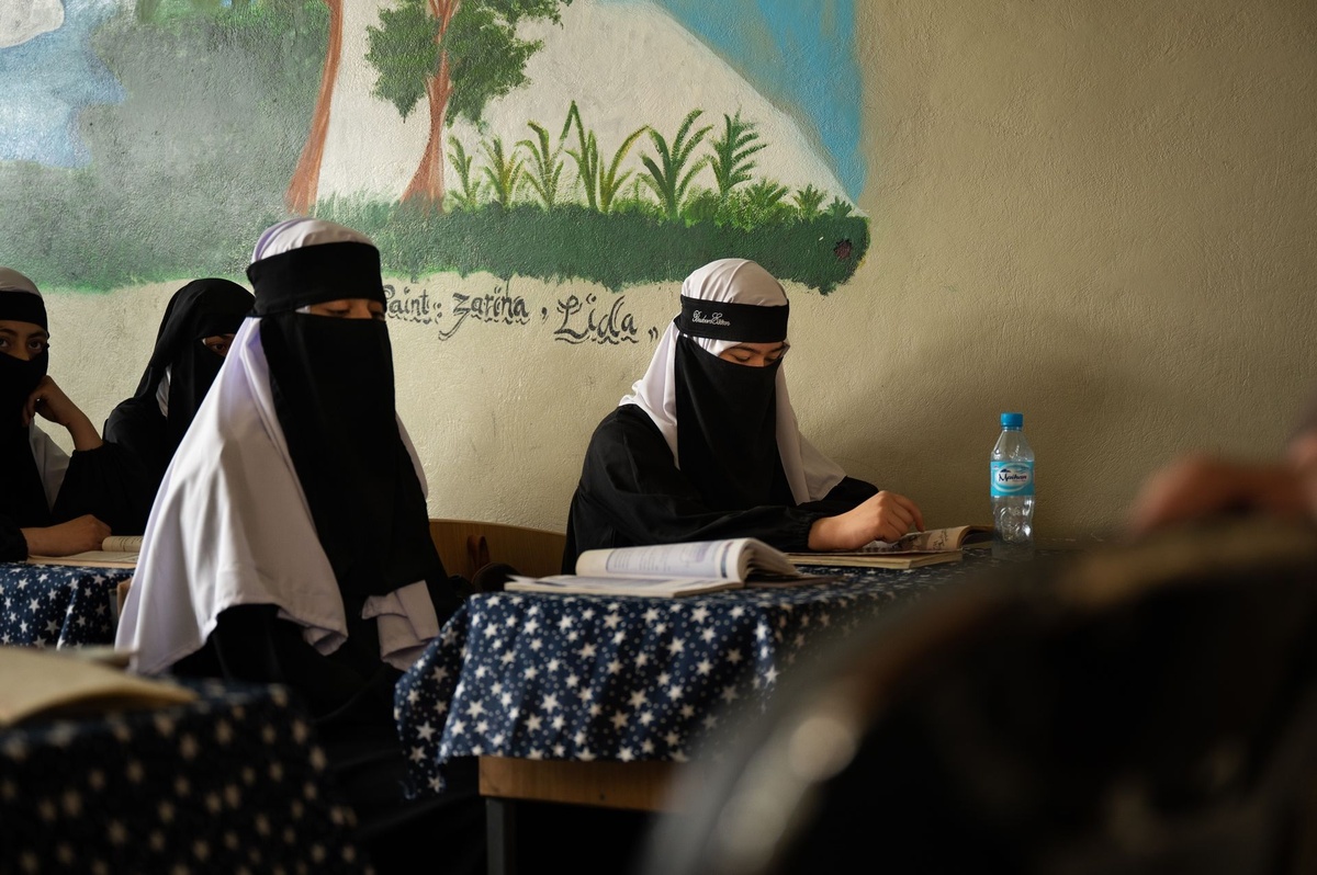 Chùm ảnh: Ở nơi Taliban vẫn cho trẻ em gái tới trường trung học