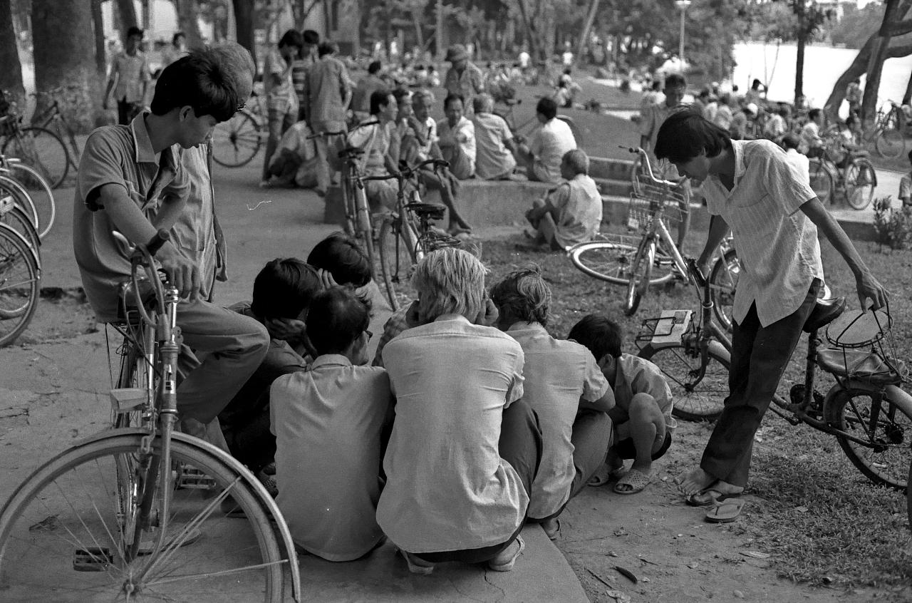 Loạt ảnh đen trắng gây thương nhớ về Hà Nội năm 1989