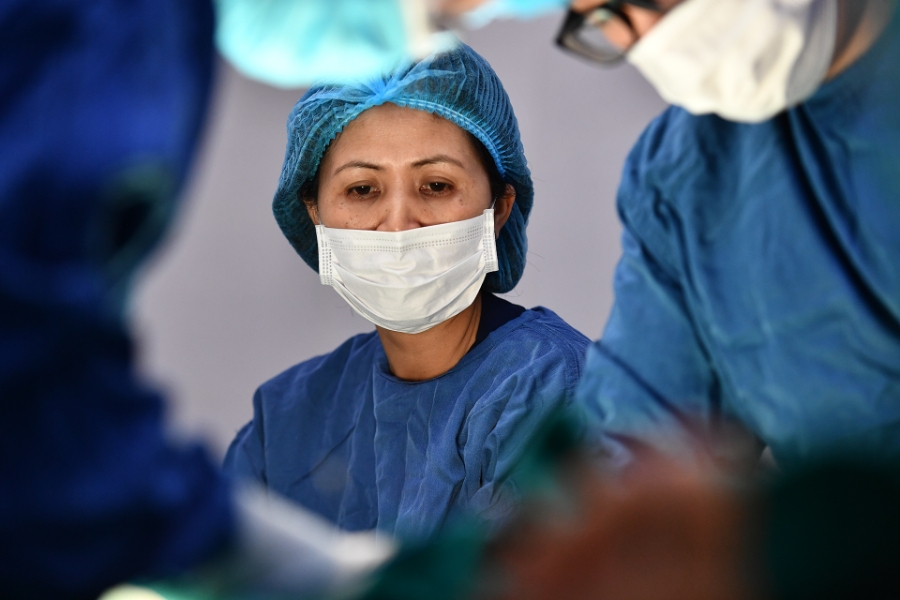 Lương thấp, áp lực lớn: Nghịch lý buồn với người làm bác sĩ ở Việt Nam