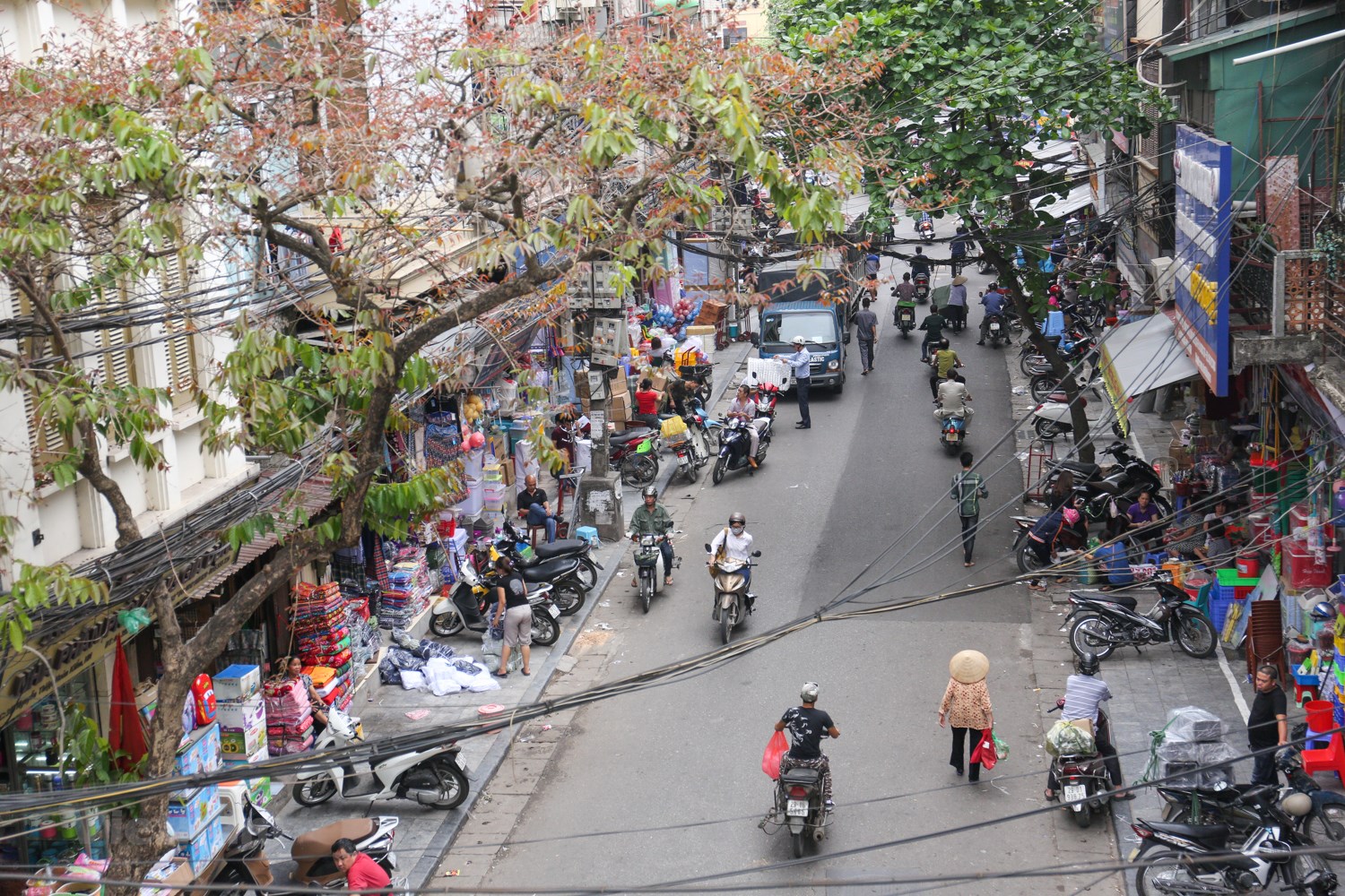 Từ vỉa hè hỗn loạn đến sự nhếch nhác của đô thị Việt Nam