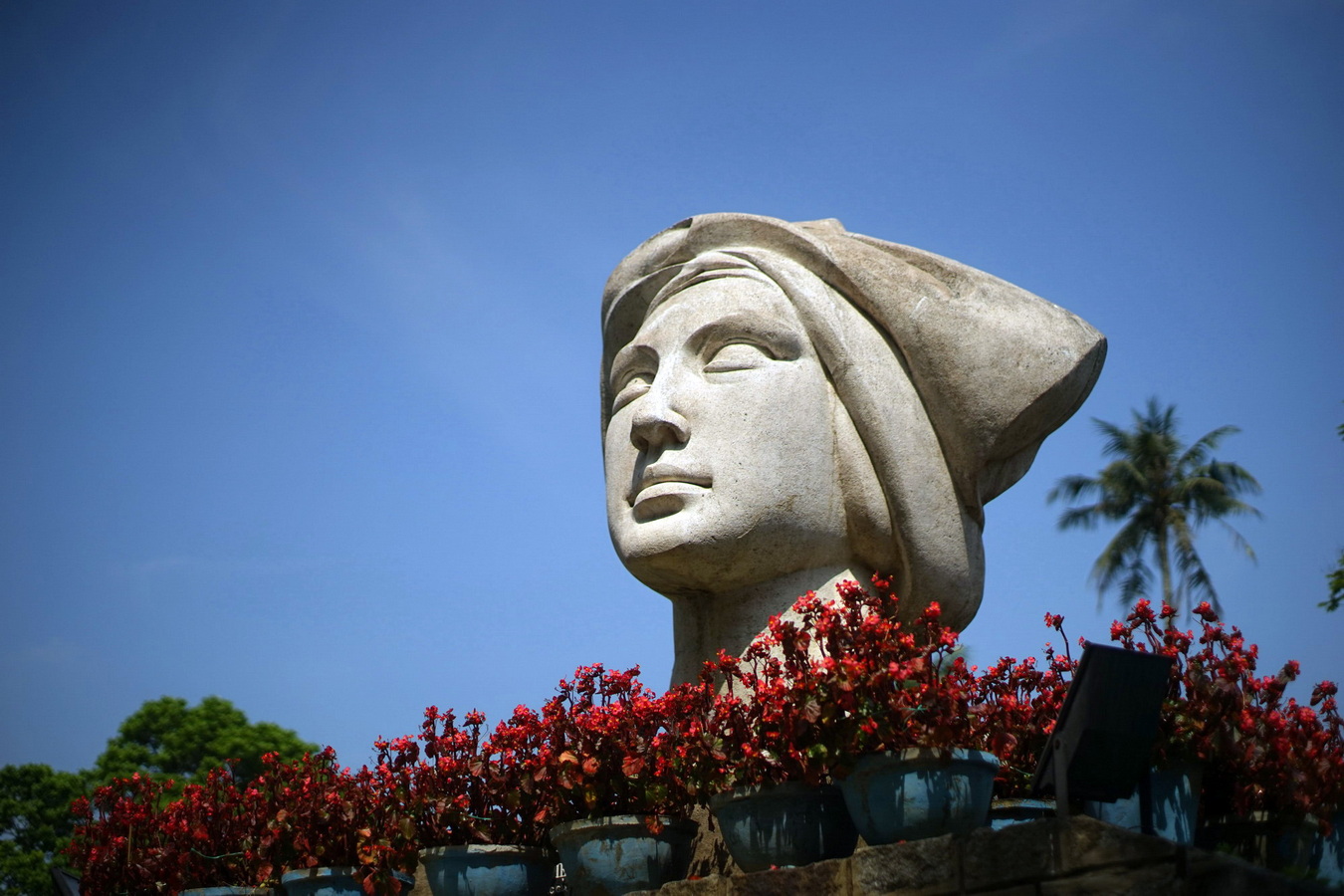 Chùm ảnh: Chuyện về bức tượng cô gái Việt Nam bên bờ sông Hương