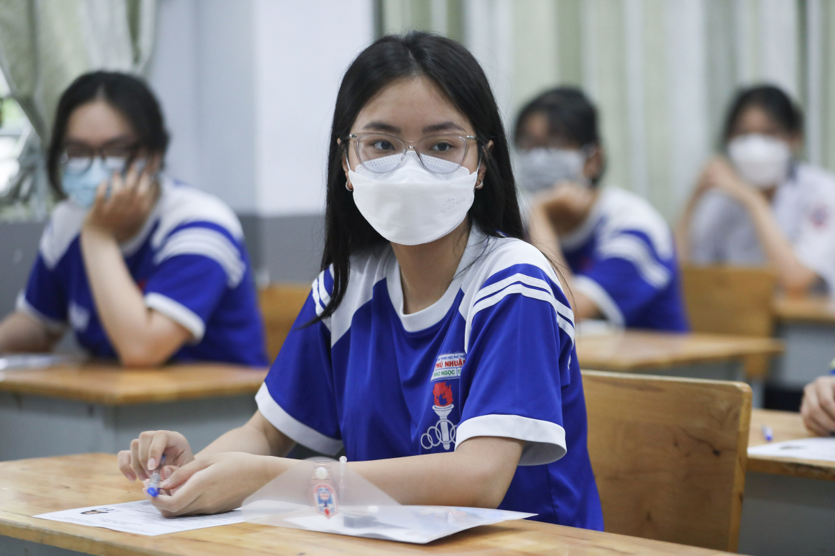 Bao giờ nỗi khổ đã kéo dài hàng chục năm của học sinh Việt mới chấm dứt?