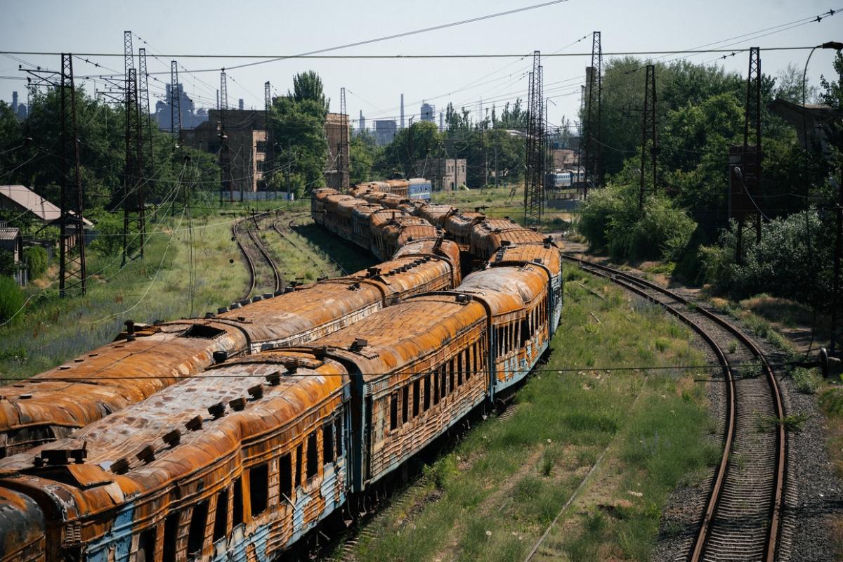 Ga đường sắt Mariupol với các toa tàu gỉ sét.