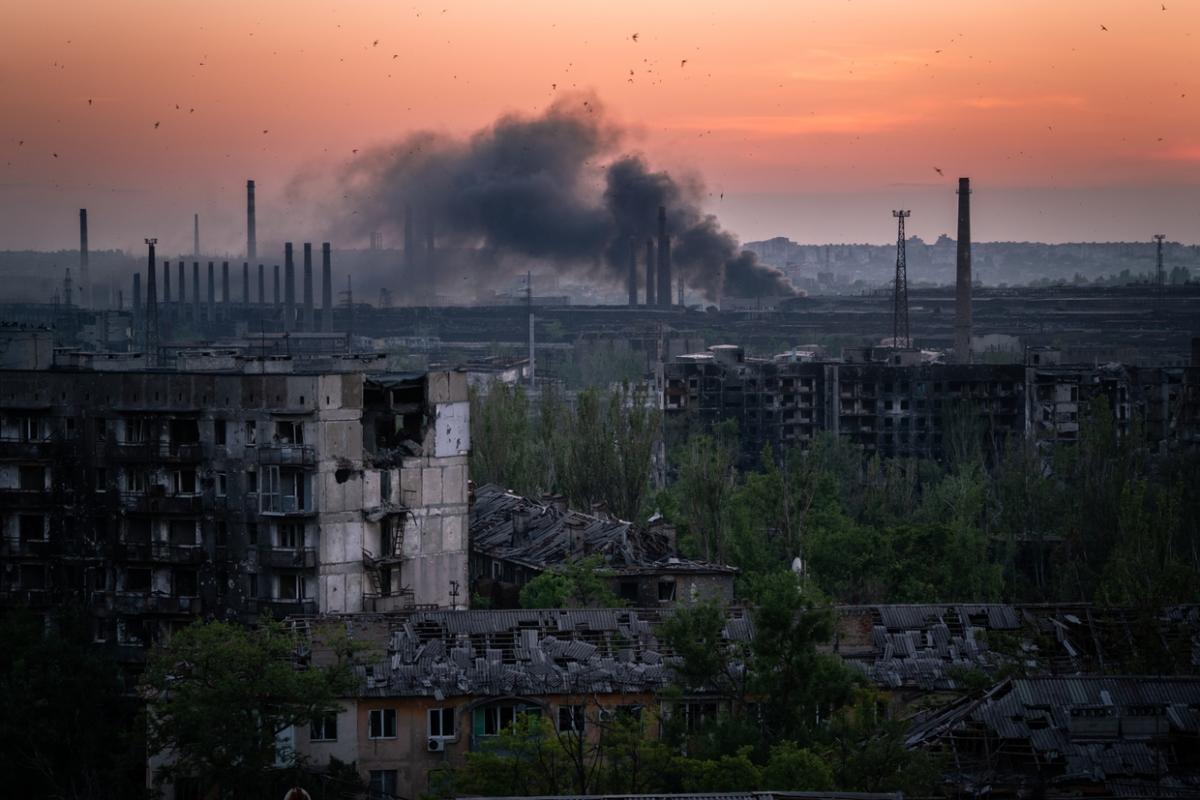 Khói bốc lên từ quá trình rà phá bom mìn tại khu vực nhà máy thép Azovstal.
