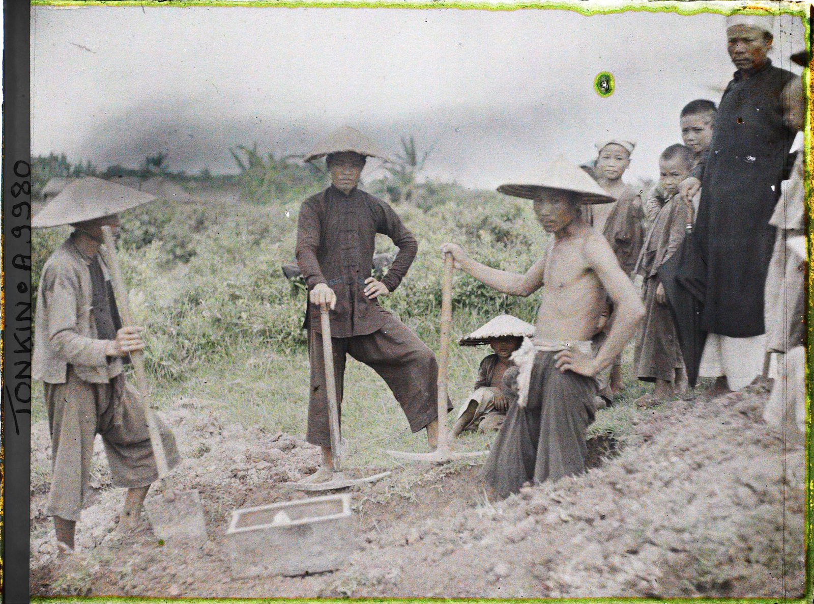 Tục bốc mộ ở Việt Nam năm 1916 qua ảnh màu của Léon Busy
