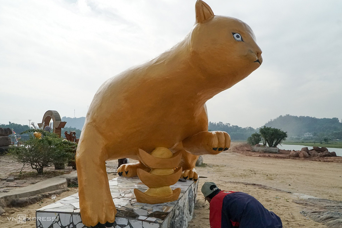Từ linh vật kỳ cục ngày Tết đến thảm họa trang trí đô thị ở Việt Nam