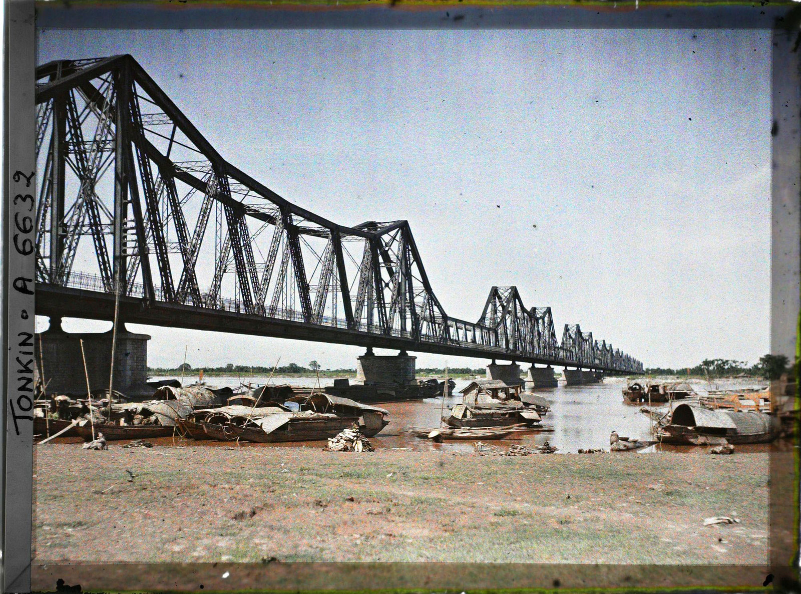 Ngắm sông Hồng và cầu Long Biên ở Hà Nội năm 1915 qua ảnh màu
