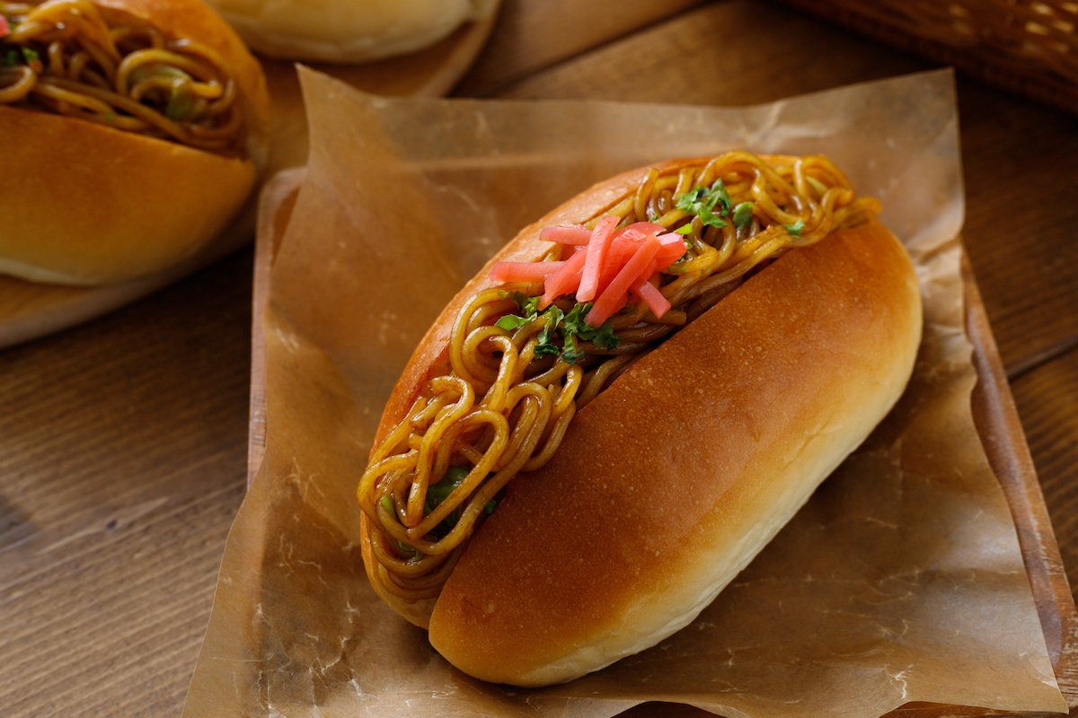 Chùm ảnh: Món bánh mì kẹp mì sợi kỳ lạ của Nhật Bản