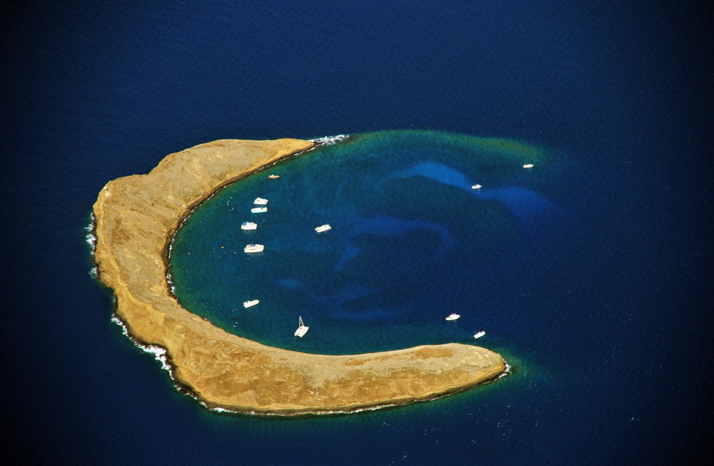 Chùm ảnh: Top 10 hòn đảo có hình thù kỳ lạ khó tin trên thế giới