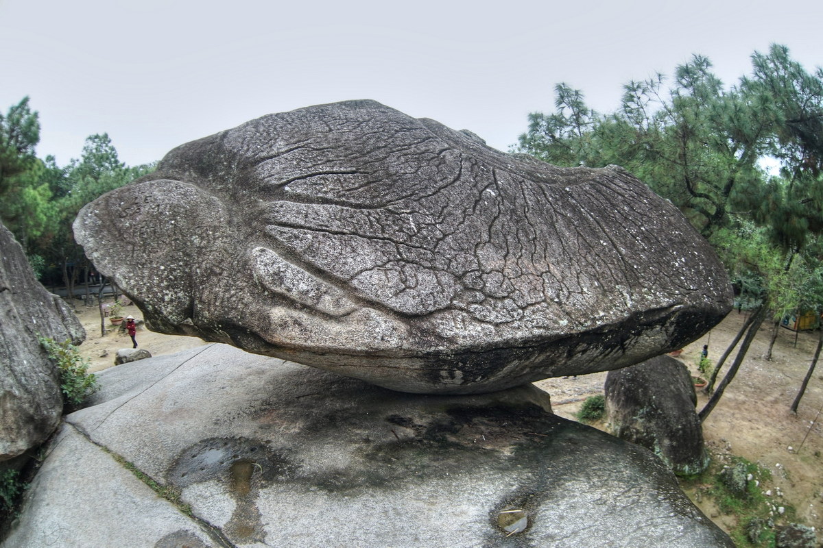 Chùm ảnh: Hòn Trống Mái – kỳ quan đá nổi tiếng xứ Thanh