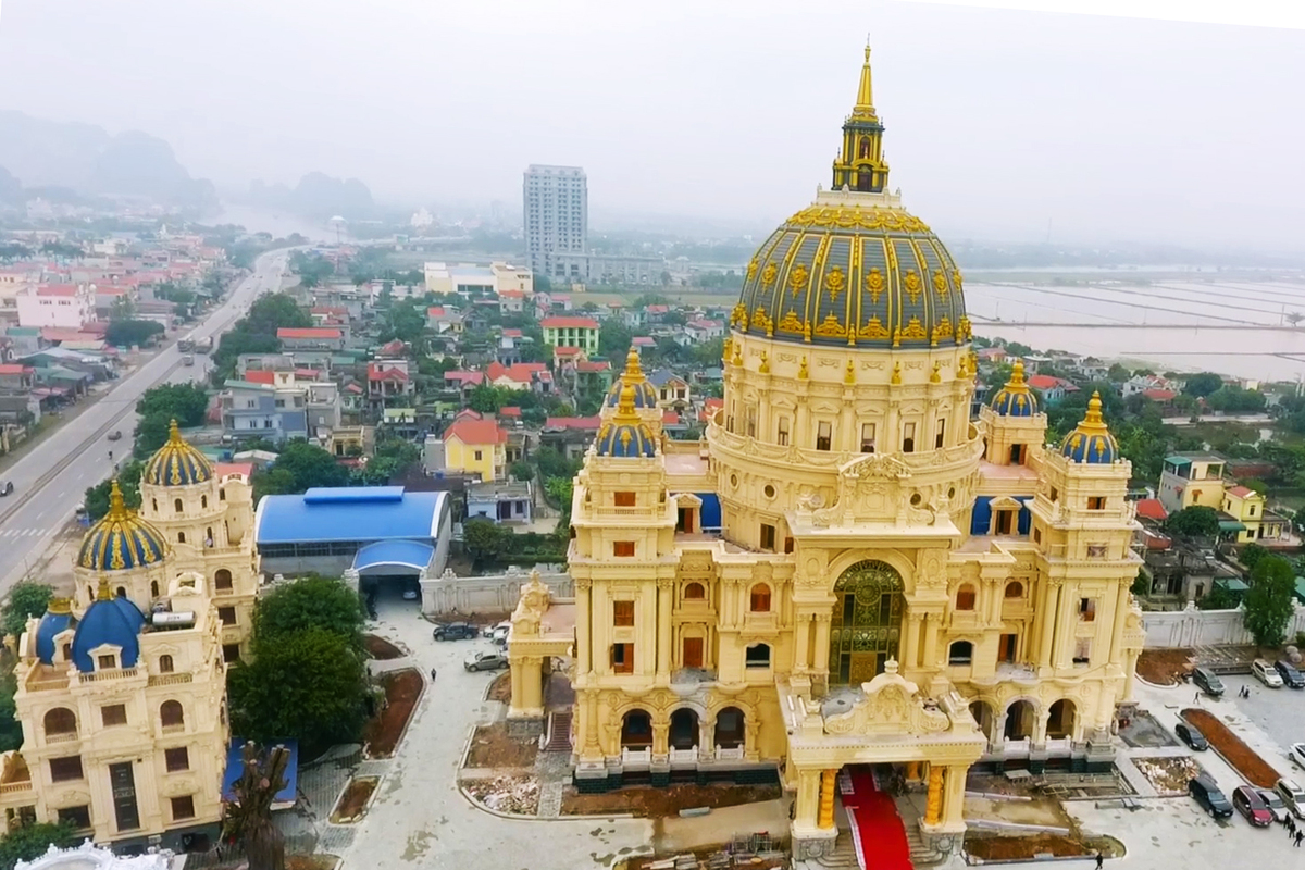 Kiến trúc ‘lâu đài’ ở Việt Nam: Sến súa, kệch cỡm, phản văn hóa
