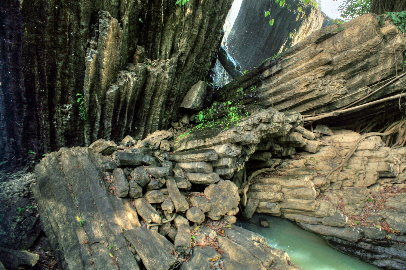 Chùm ảnh: Kỳ thú ‘Gành Đá Đĩa’ bên thác nước nổi tiếng Tây Nguyên