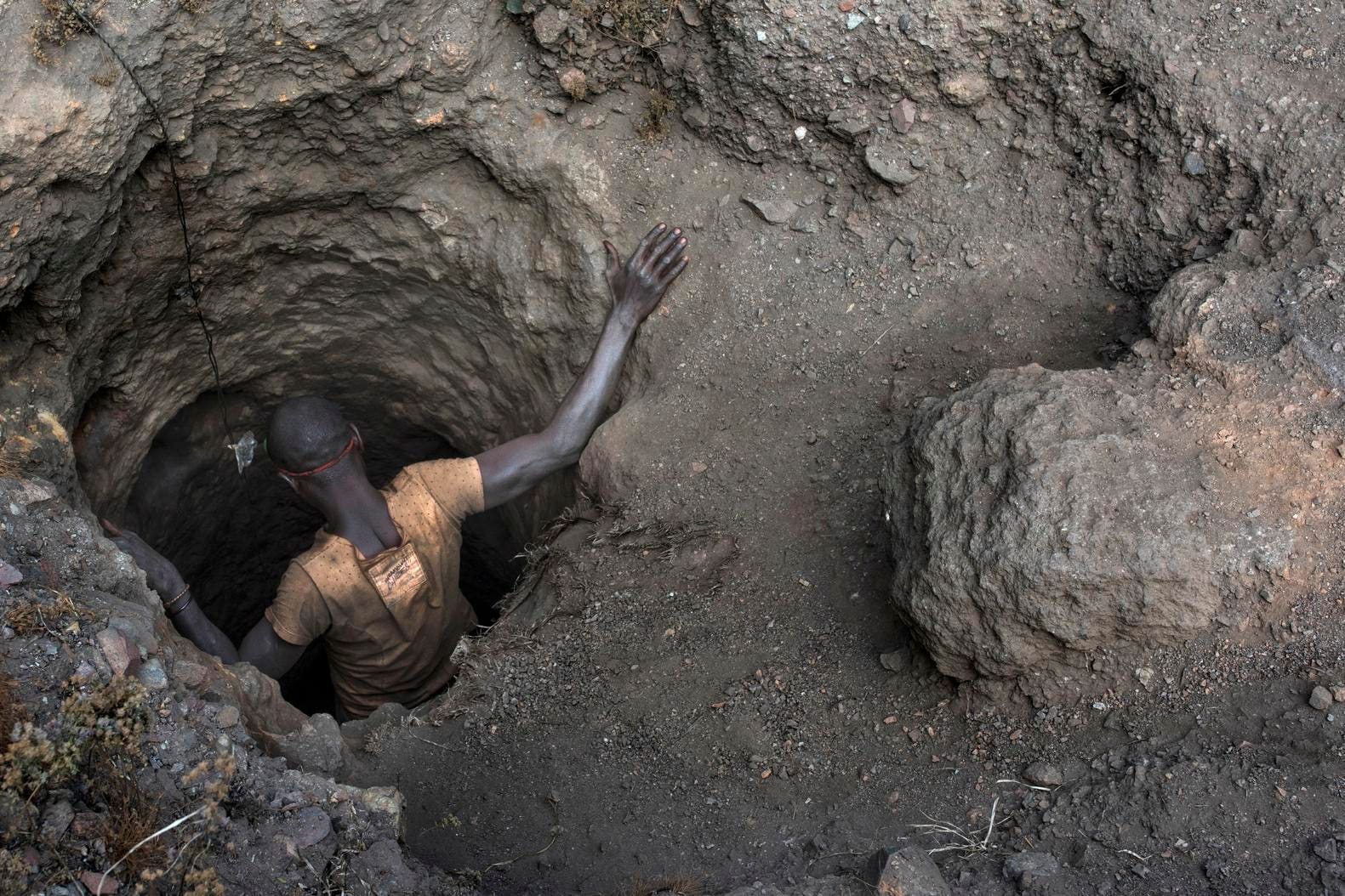 ‘Trái đắng’ với quốc gia ‘nằm trên mỏ vàng’ nhưng nghèo nhất thế giới