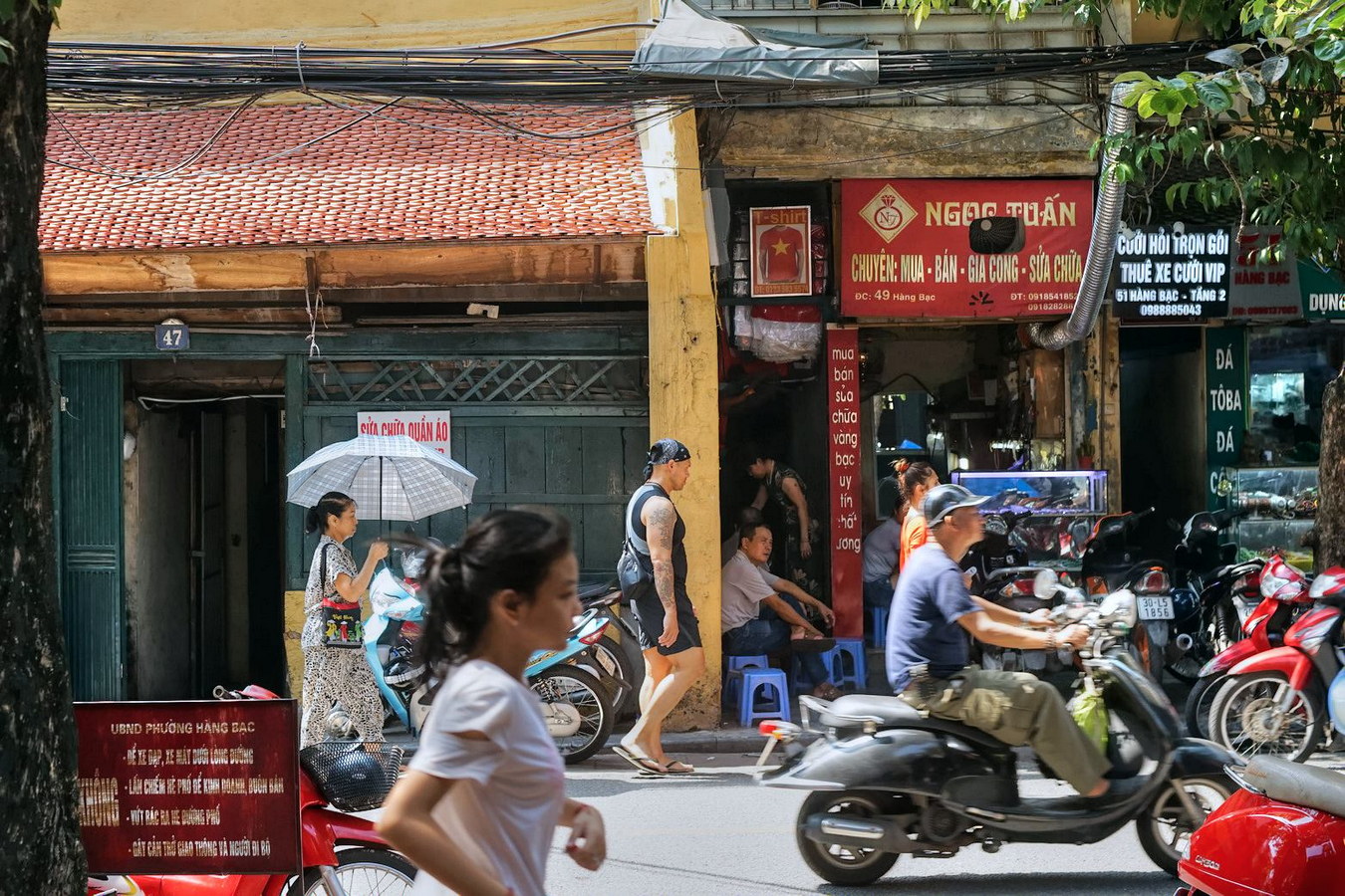 Chùm ảnh: Điều đặc biệt của phố nghề sang chảnh nhất Hà Nội xưa