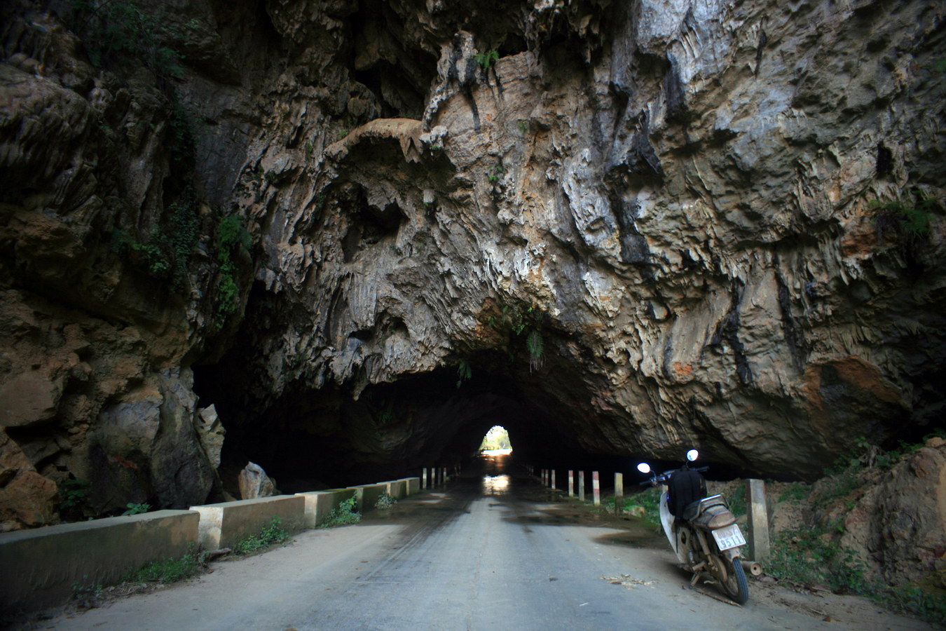 Chùm ảnh: Con đường xuyên hang động tự nhiên có 1-0-2 Việt Nam