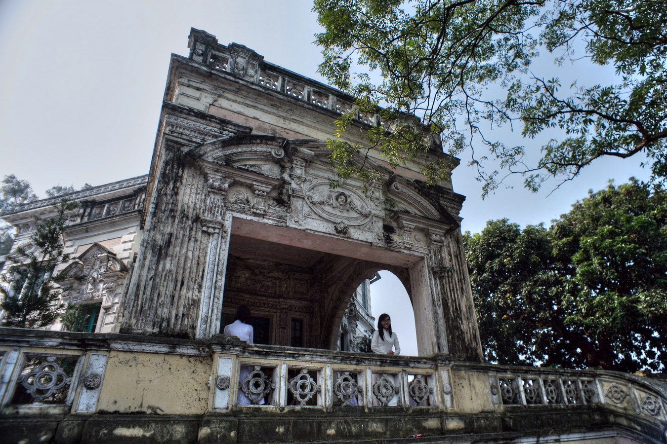 Chùm ảnh: Dinh thự cổ tuyệt đẹp trong ngôi trường trăm tuổi ở Hà Nội