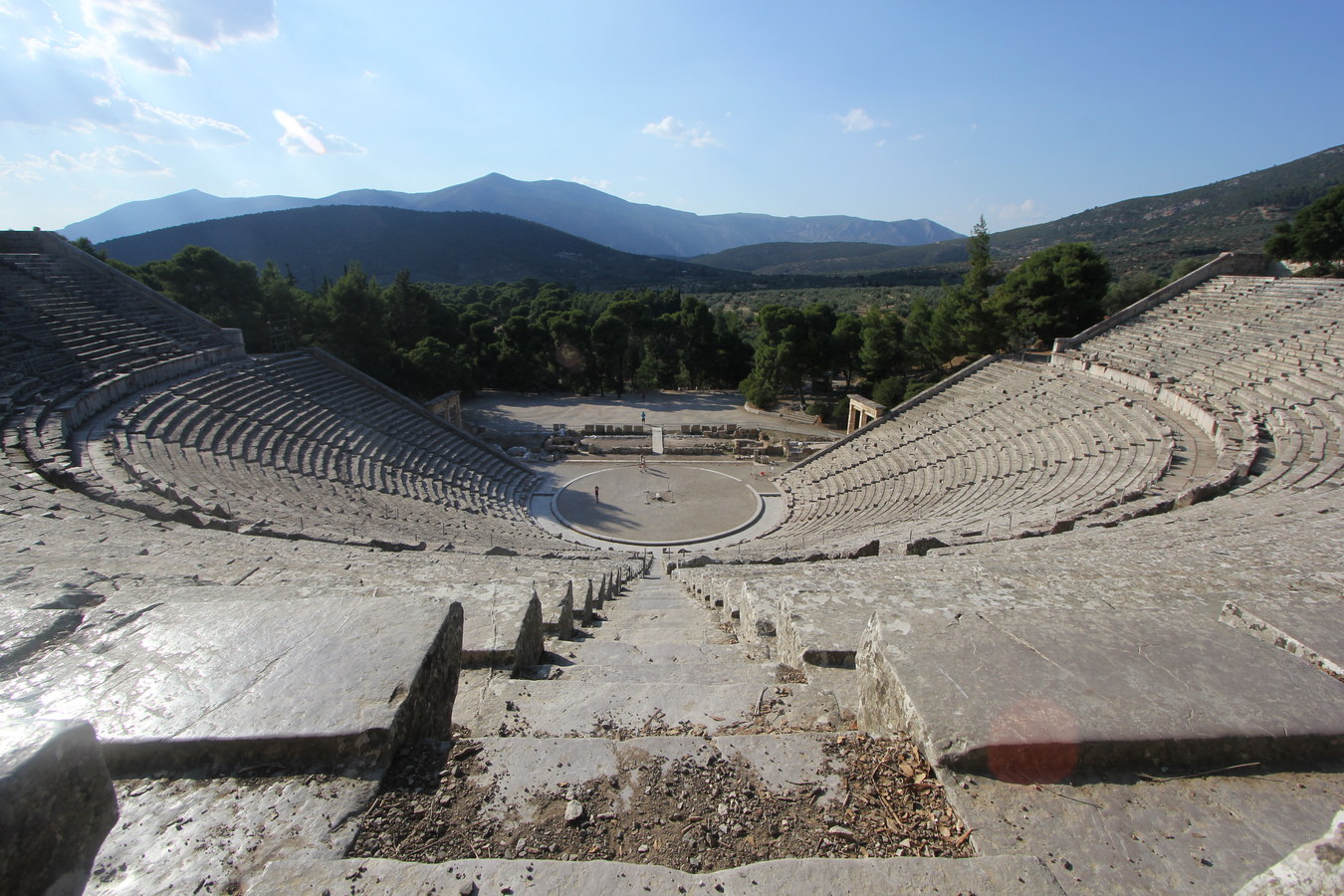 Chùm ảnh: Choáng ngợp giữa nhà hát vĩ đại nhất của người Hy Lạp cổ