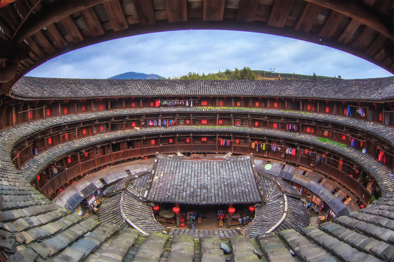 Chùng ảnh: Những tòa nhà bằng đất nung khổng lồ ở Trung Quốc
