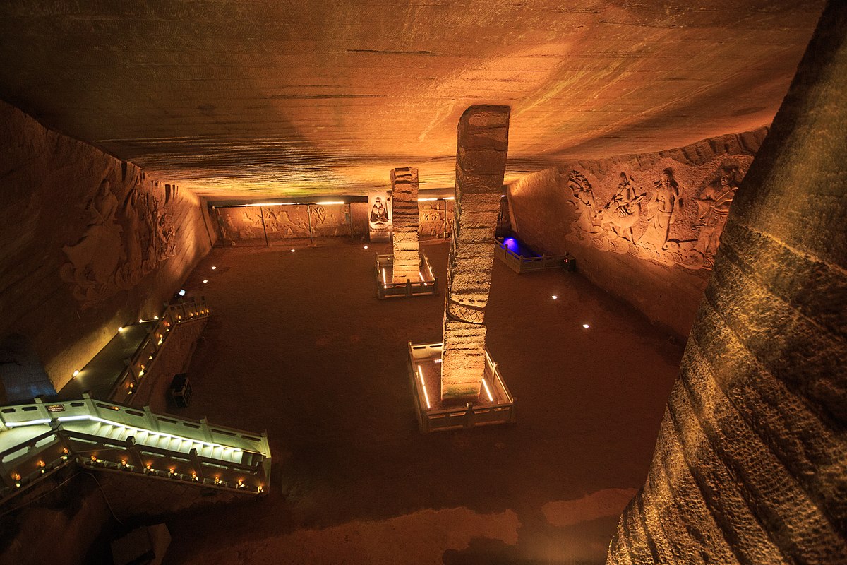 Chùm ảnh: Bên trong hang động nhân tạo cổ xưa lớn nhất Trung Quốc