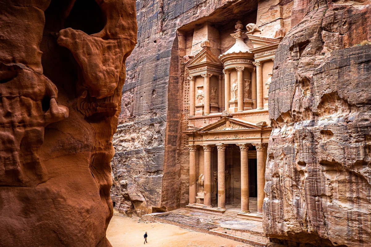 Chùm ảnh: ‘Thành phố tạc từ sa thạch đỏ’ đẹp mê hồn ở Trung Đông