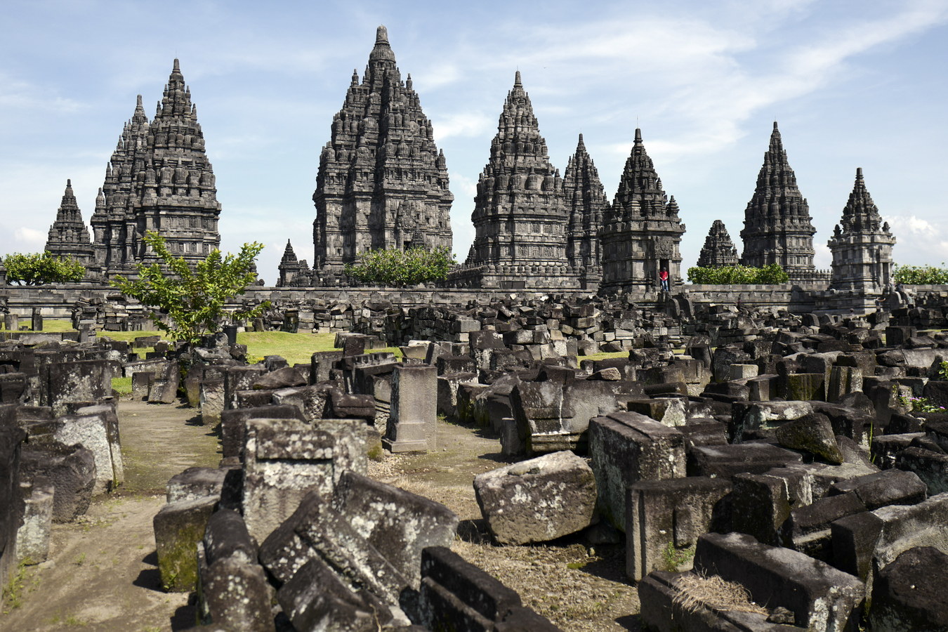 Chùm ảnh: Choáng ngợp trước khu đền tháp Hindu cổ xưa lớn nhất Indonesia
