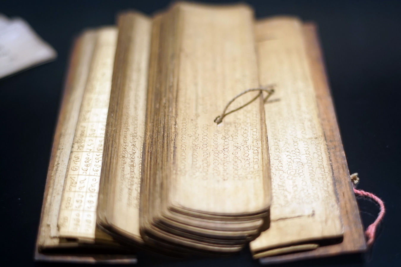 Chùm ảnh: Những bộ sách cổ bằng lá có 1-0-2 thế giới ở Hà Nội