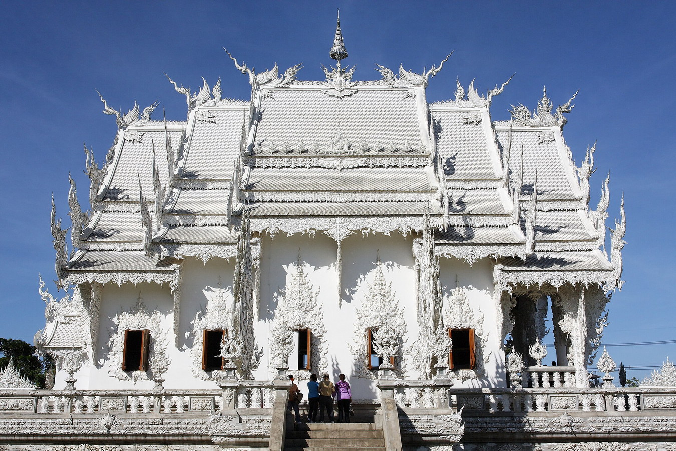 Chùm ảnh: Cảnh tượng siêu thực ở ngôi chùa trắng như tuyết