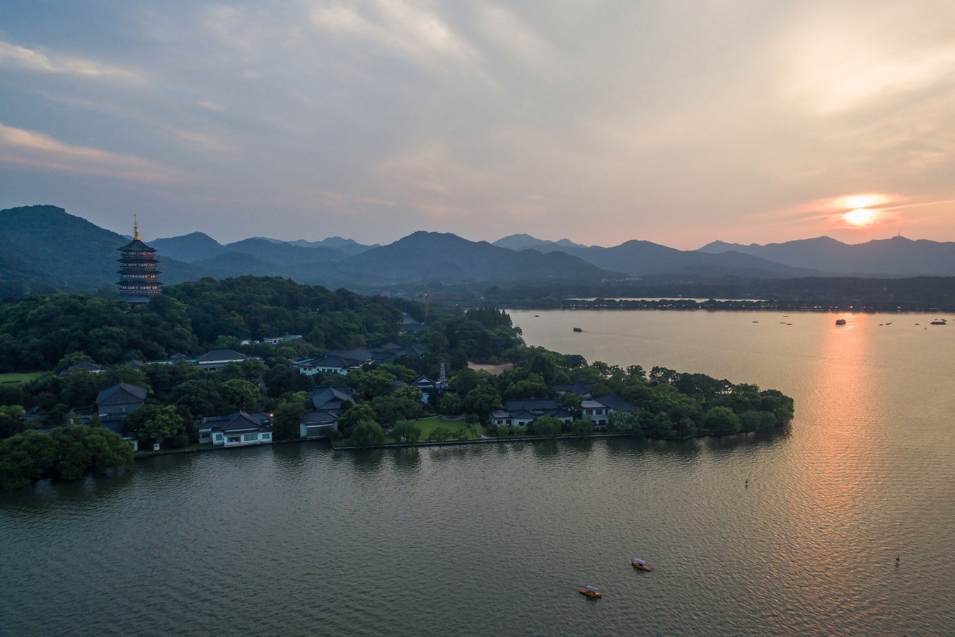 Chùm ảnh: Vẻ đẹp diệu kỳ của hồ nước tiếng nhất Trung Quốc