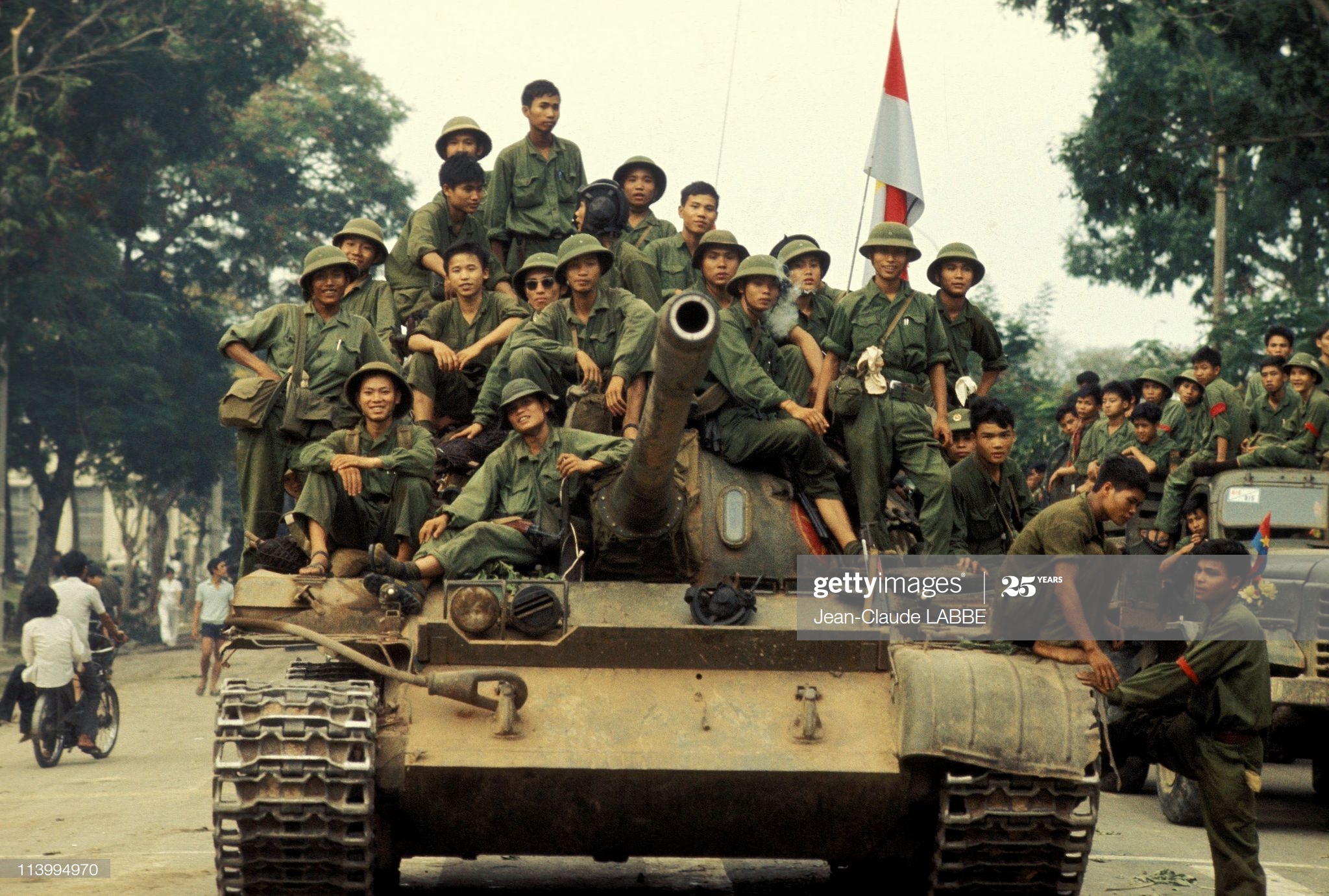 Русский вьетнамец. Вьетнамская армия в Сайгоне 1975. Национальный фронт освобождения Южного Вьетнама (НФОЮВ). Сайгон 30 апреля 1975.